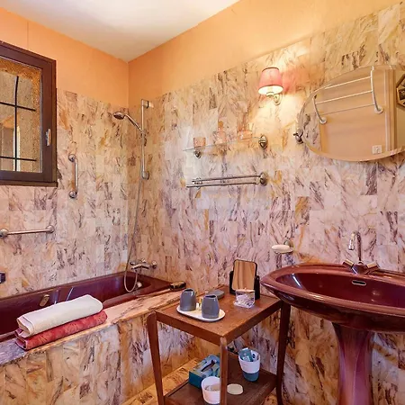 Chez N E L - Maison Avec Piscine La Tour-sur-Orb